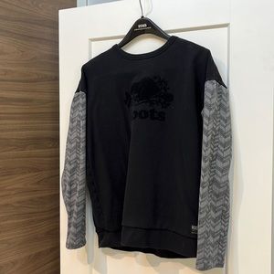 ROOTS black logo crew neck sweatshirt with patterned sleeves. Size Large